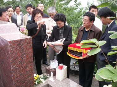孙叔容老师骨灰安葬仪式实况